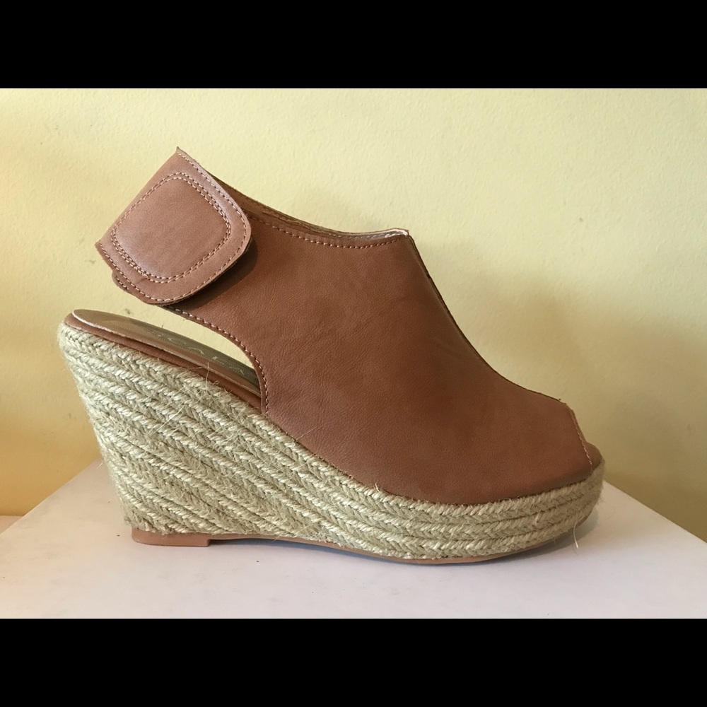 New, may be display sample. #DYH3065 jute wedge.